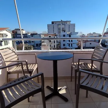 светлый с открытым балконом на пляже Апартаменты *