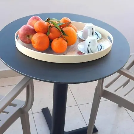 светлый с открытым балконом на пляже * Дуррес