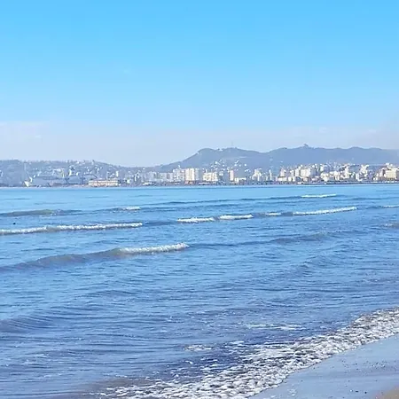 светлый с открытым балконом на пляже Дуррес