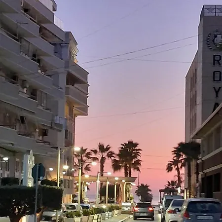 светлый с открытым балконом на пляже *