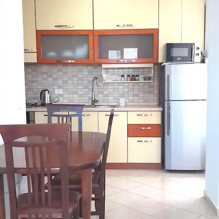 светлый с открытым балконом на пляже Апартаменты Дуррес